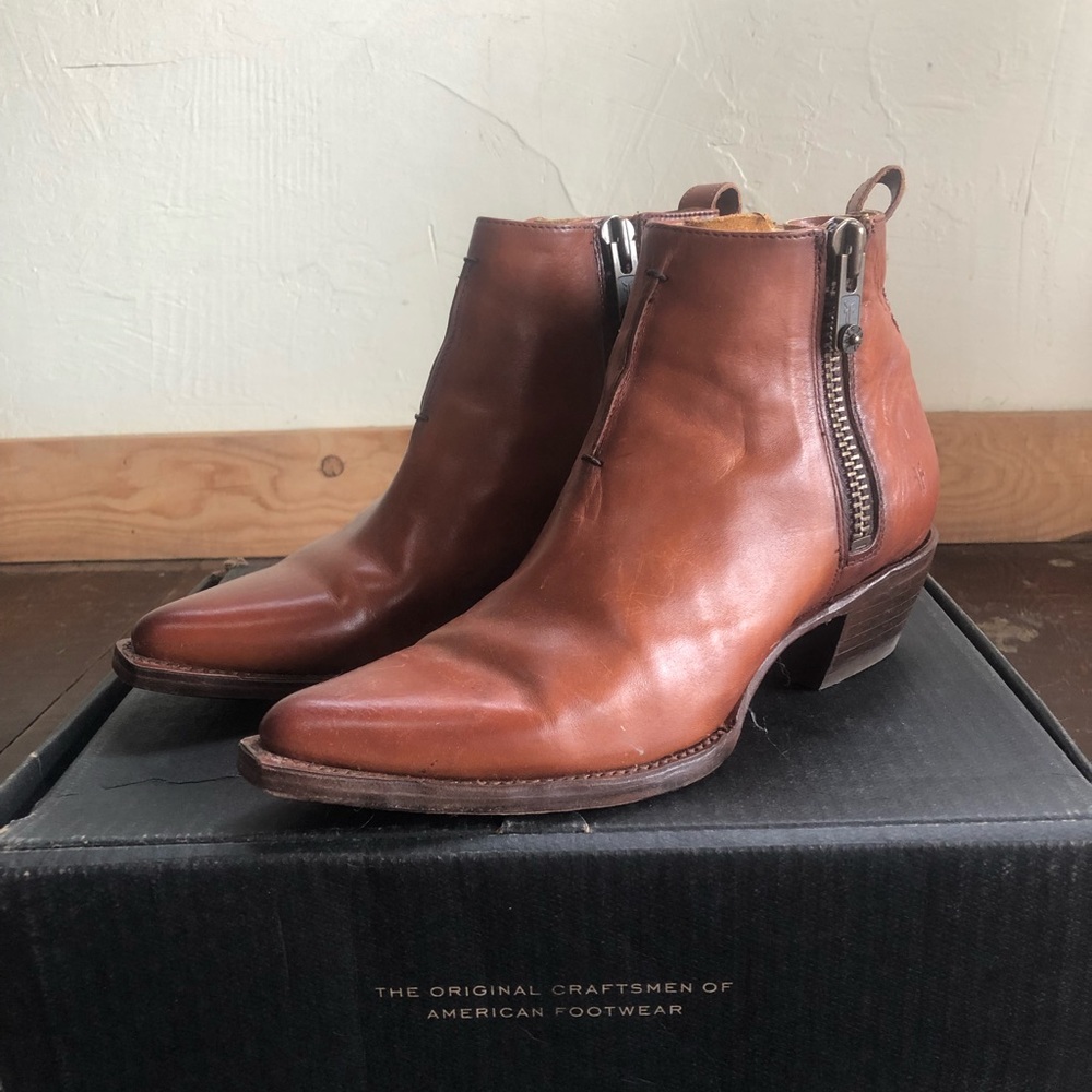 Frye Sacha Moto Shortie Size 8